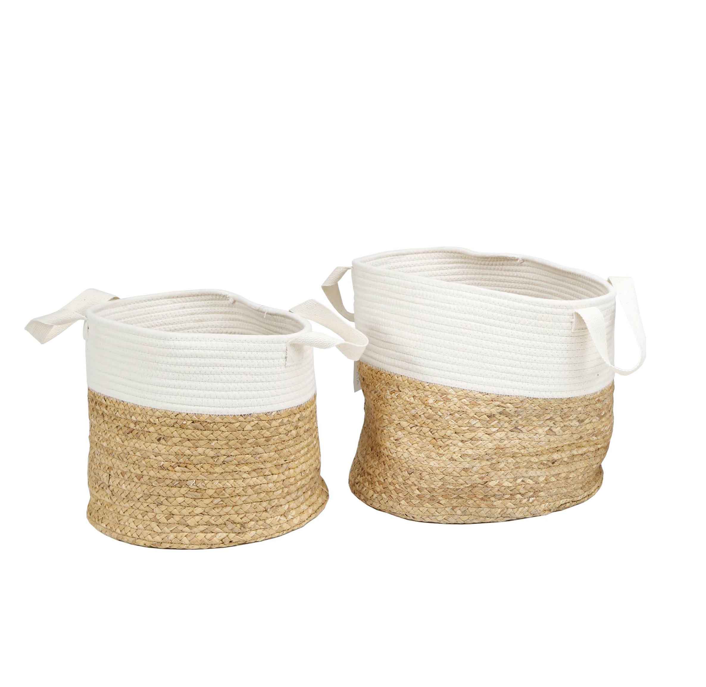 Bonito y práctico set de dos cestas de mimbre de color blanco.