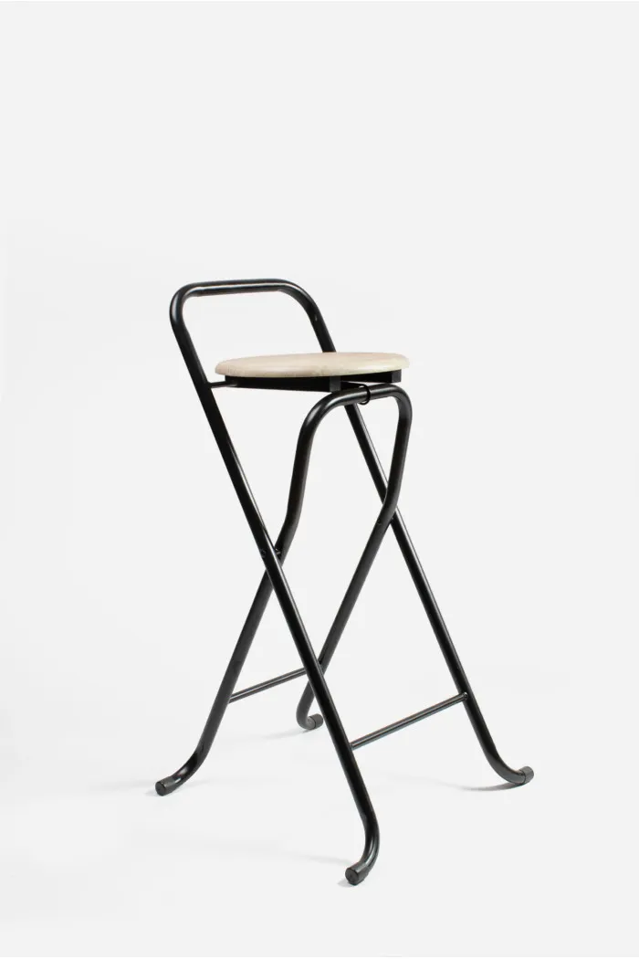 Taburete Alto Plegable Con Respaldo de Metal Negro y Madera Clara