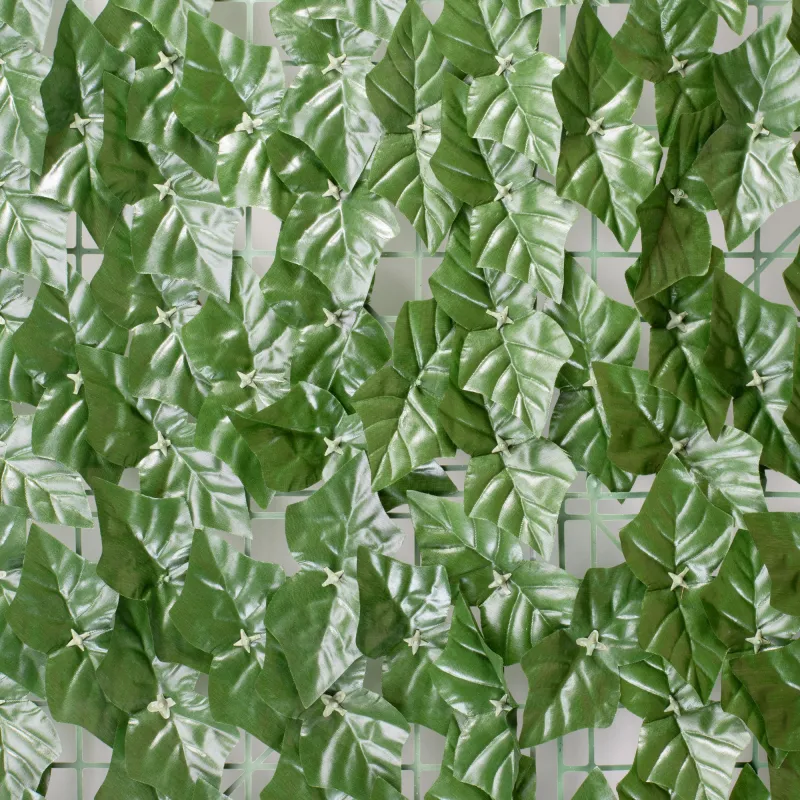 Enredadera de Seto Artificial con Hojas Verde Oscuro y Flores Decorativas en Rollo - 2 Medidas