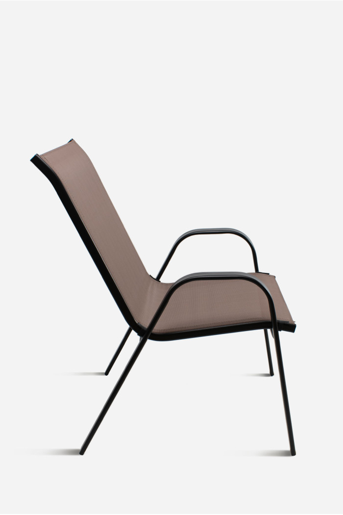 Silla de metal negro con lona marrón