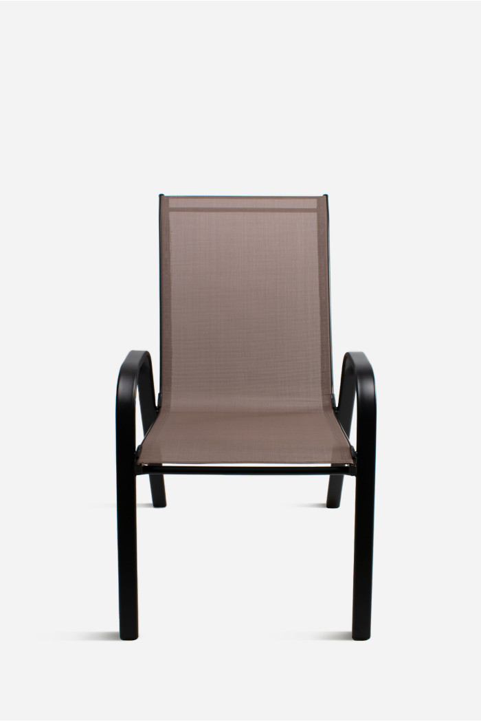 Silla de metal negro con lona marrón