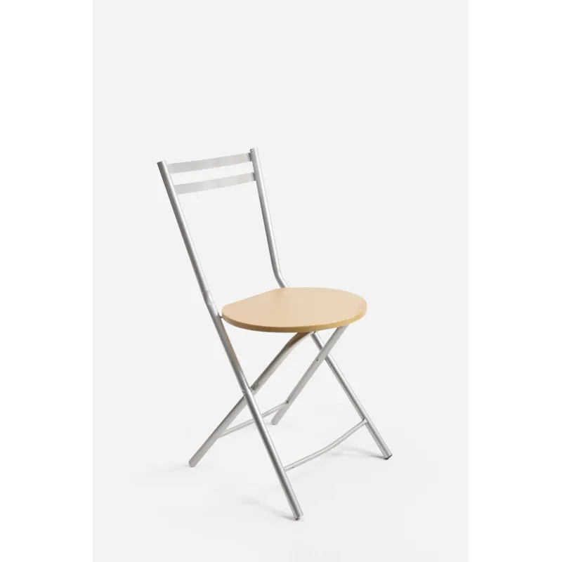 Silla de metal plegable con asiento de madera