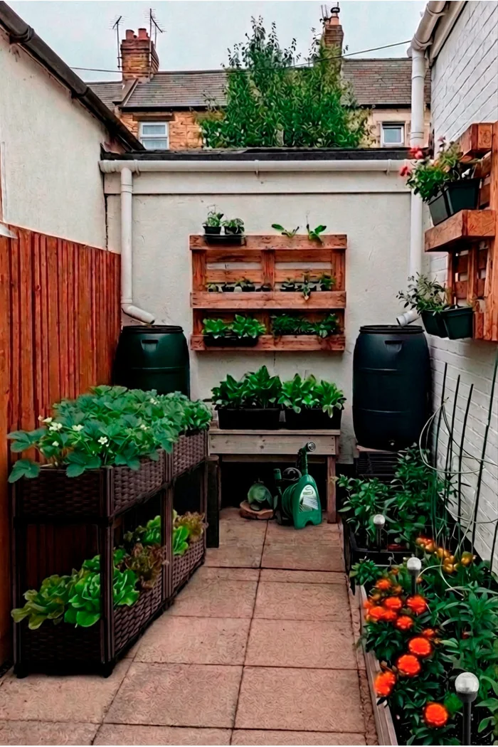 Pack de Jardín - Huerto Urbano de 2 Niveles, Manguera Multifunción y 12 Antorchas Solares para Jardín