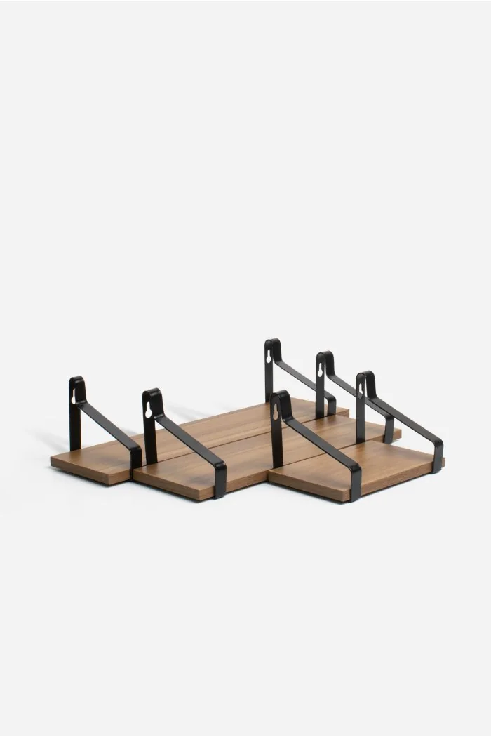 baldas con soportes de arco modelo kaan y estantes estilo industrial de madera