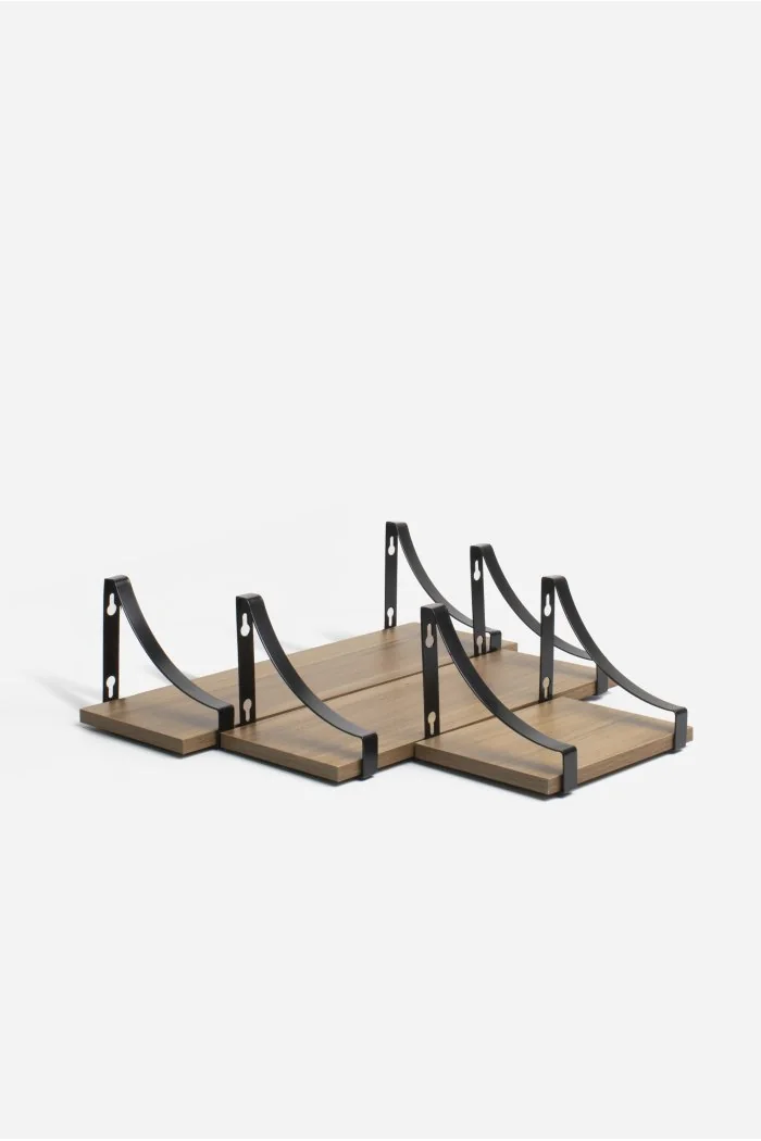baldas con soportes curvos kaan curve estantes estilo industrial y baldas pared de madera