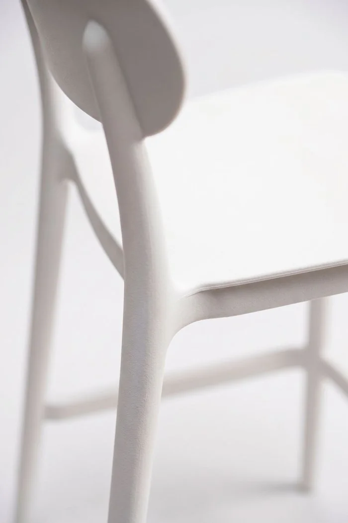 Taburete pp gris con respaldo Ainur | Taburete alto nordico