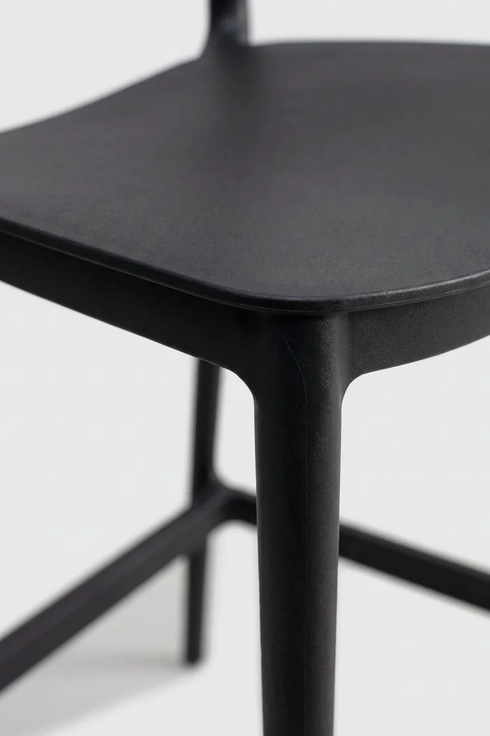 Taburete pp gris con respaldo Ainur | Taburete alto nordico