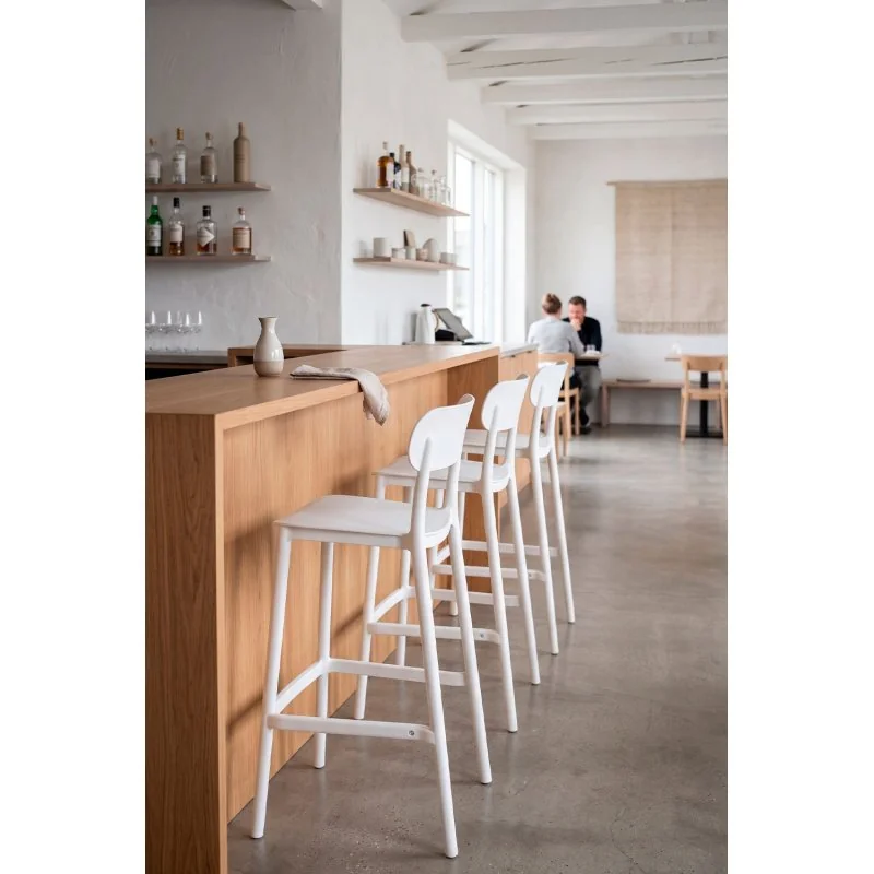 Taburete pp gris con respaldo Ainur | Taburete alto nordico