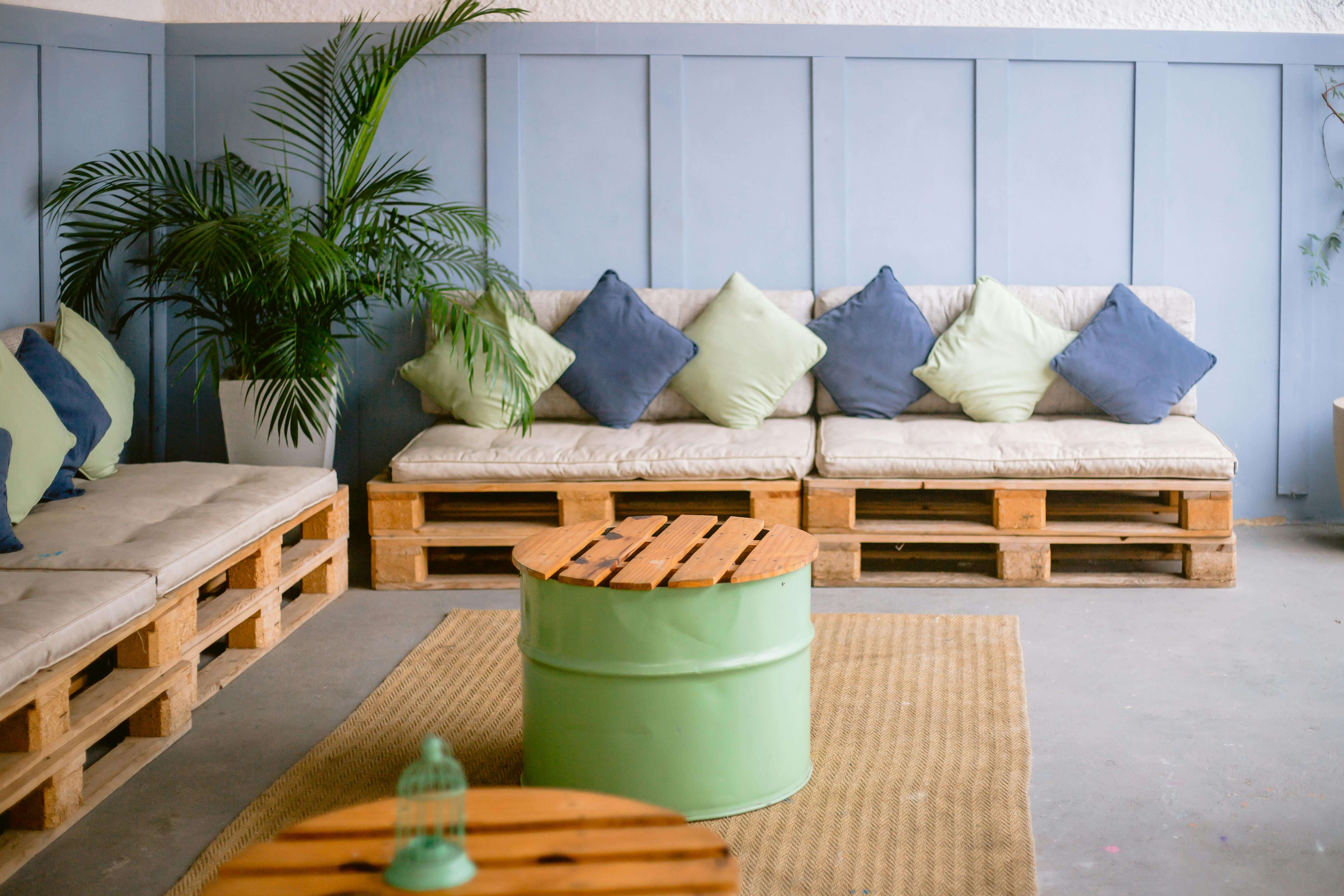 Patio decorado con muebles hechos de pallets